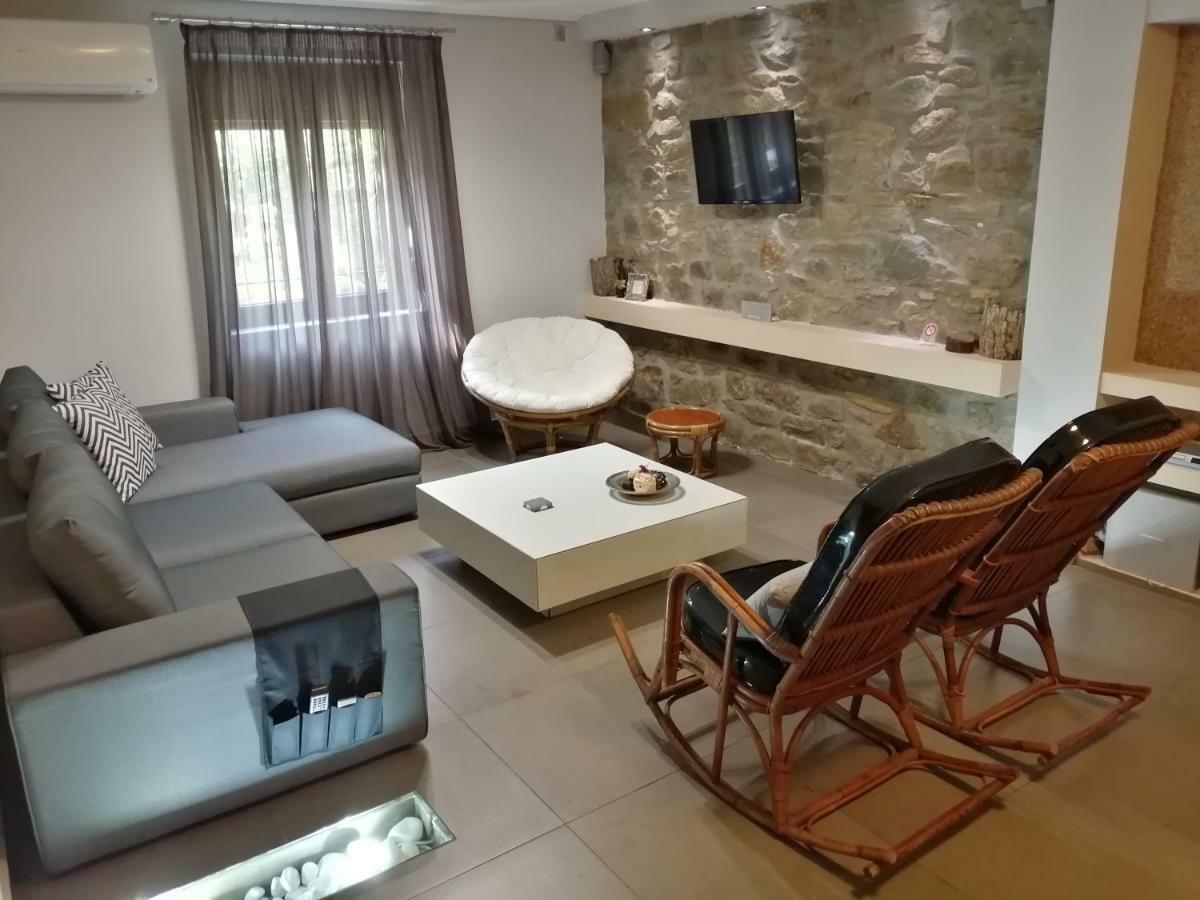 Modern Residence In The Center Of Trikala Buitenkant foto